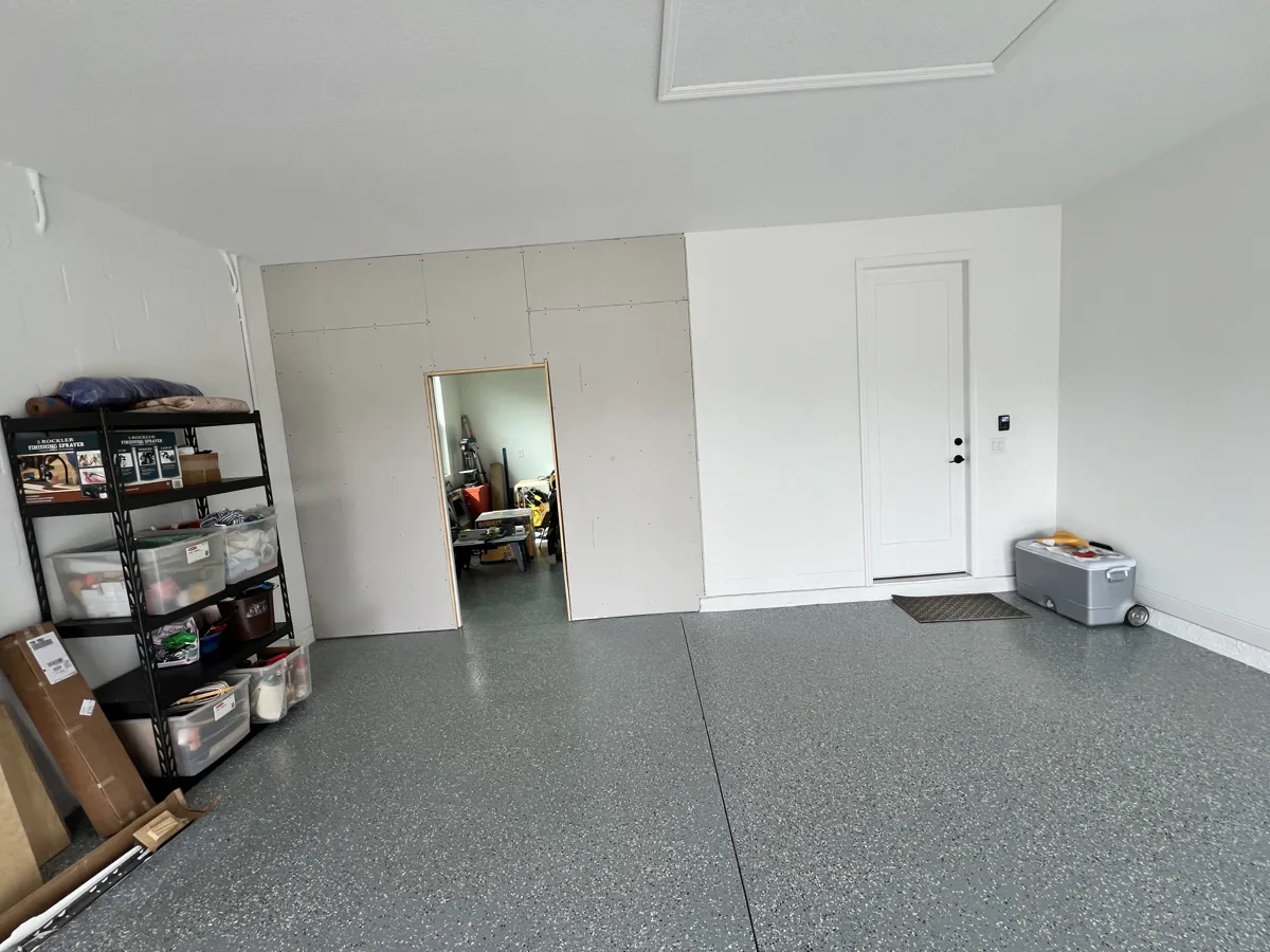 Drywall: the new partition wall sheeted in drywall with the pocket door opening